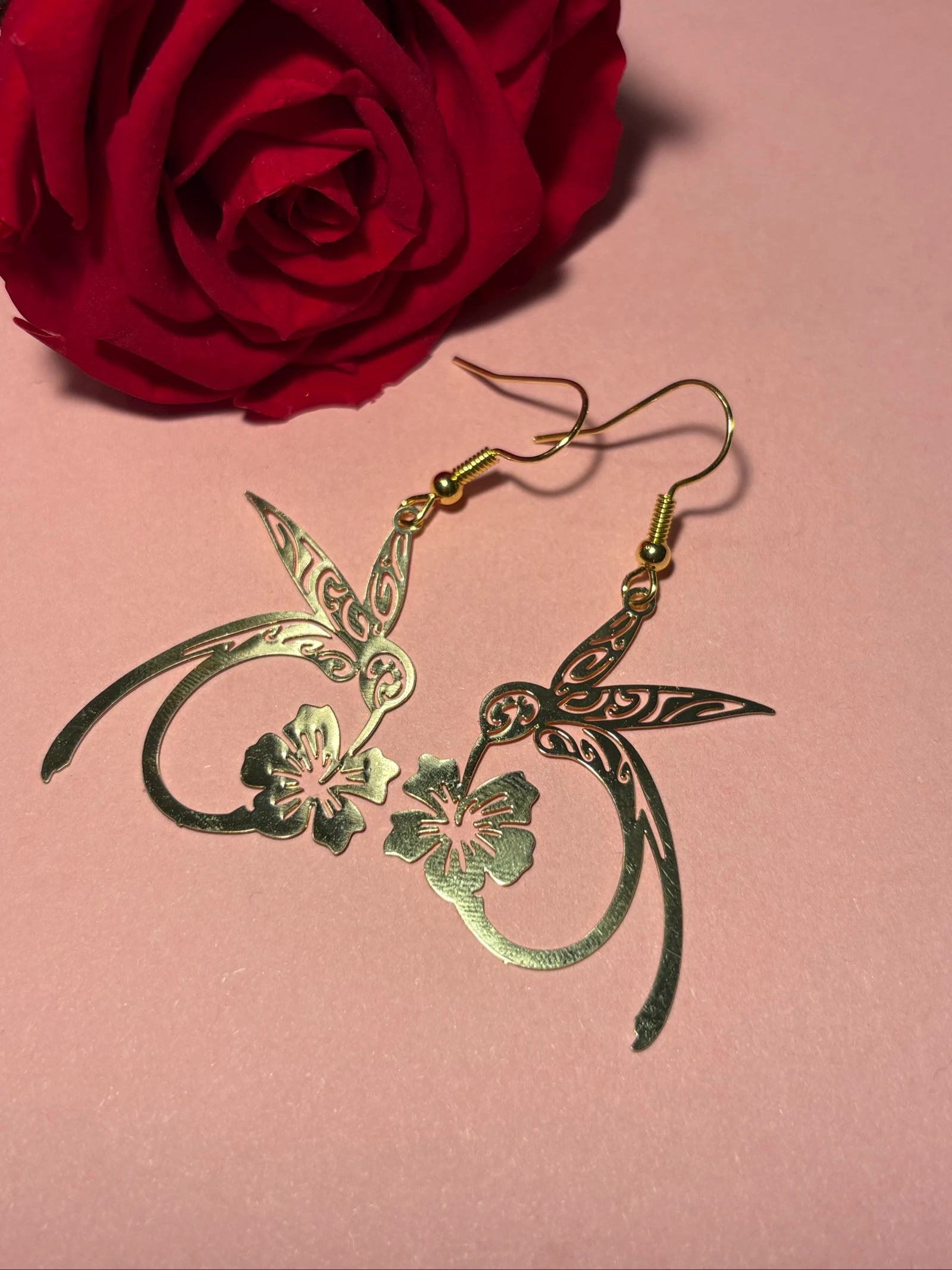 Boucles d'oreilles pendantes Colibri et Fleur – Dorées / Style Bohème Ciselé